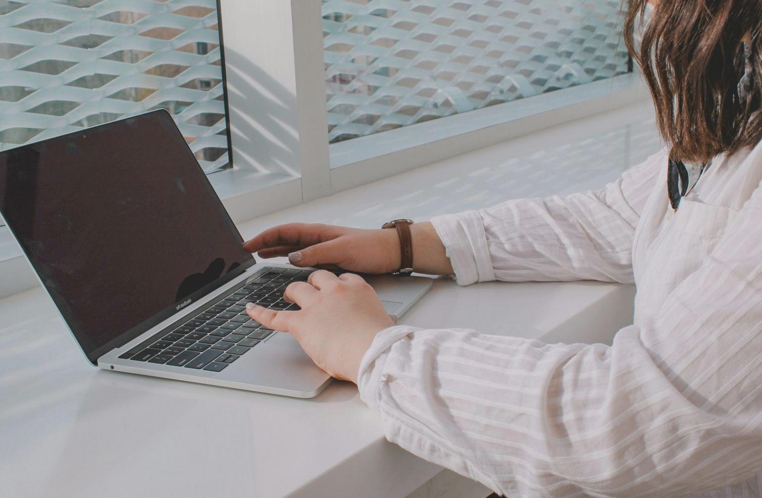 Groupe de participants travaillant ensemble sur des exercices de gestion financière
