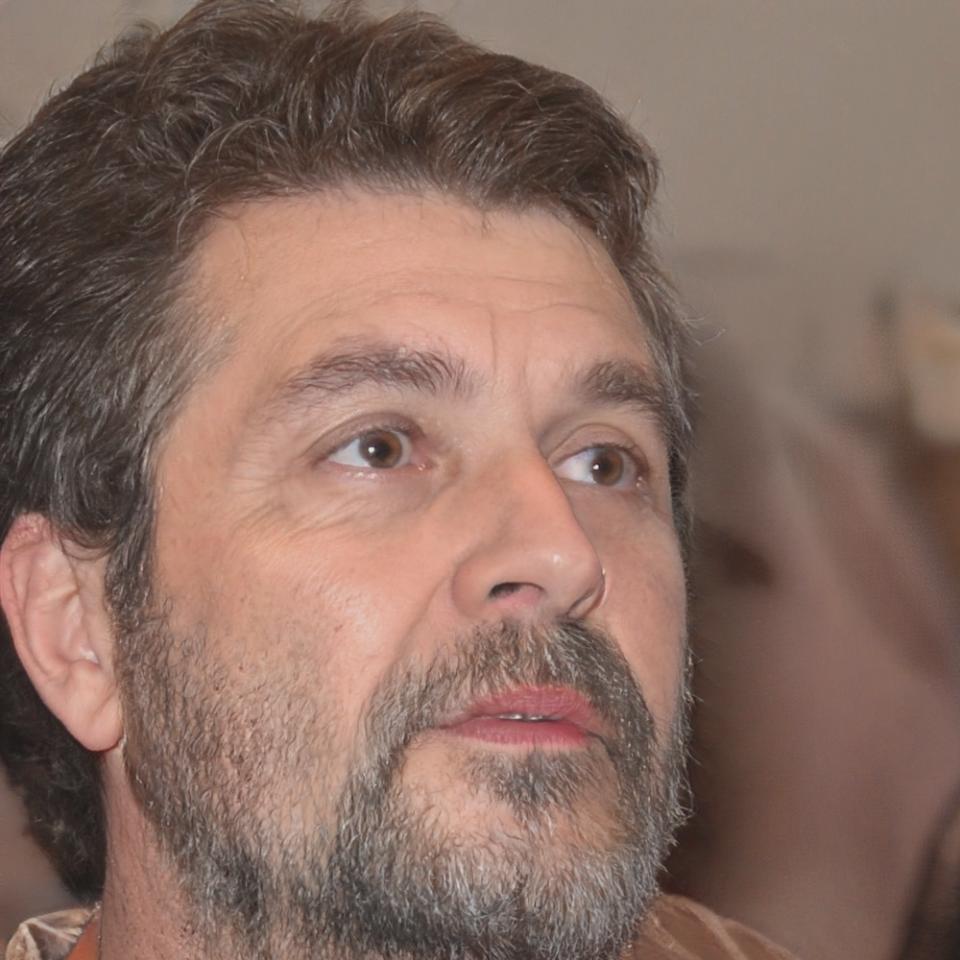 Portrait de Julien Moreau, formateur expert en gestion du stress financier