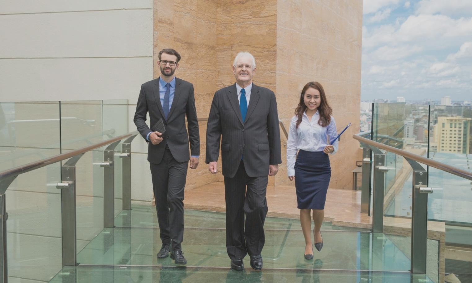 Personne travaillant sereinement sur ses finances personnelles dans un environnement calme et organisé